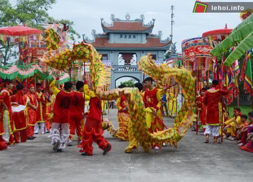 Tiết mục múa rồng đặc sắc trong ngày hội