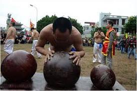 3 quả cầu gỗ phục vụ cho lễ hội