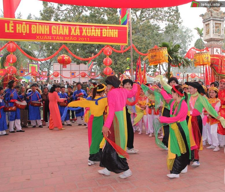 Phần hội diễn ra với nhiều tiết mục văn nghệ và trò chơi dân gian vui nhộn