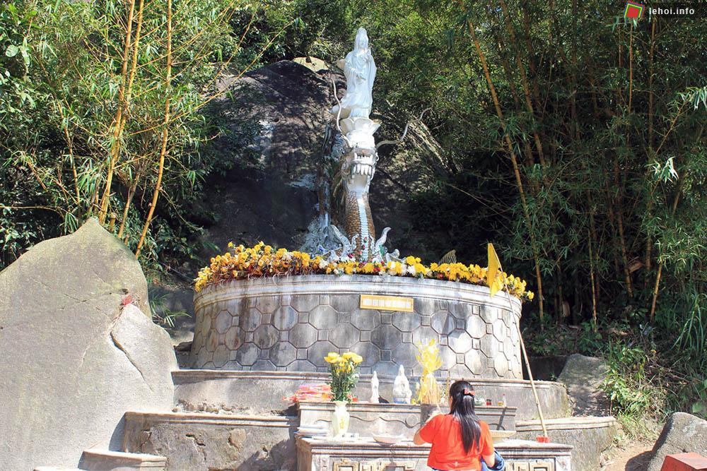 Cứ vào mỗi dịp lễ hội chùa Hương Tích lại tiếp đón hàng ngàn du khách về trẩy hội