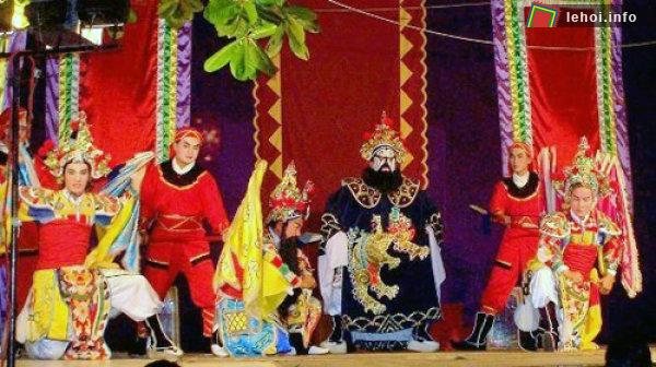Biểu diễn tuồng tại lễ hội