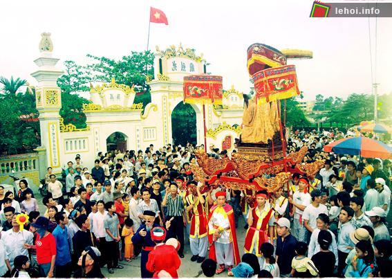 Lễ rước kiệu diễn ra rất long trọng