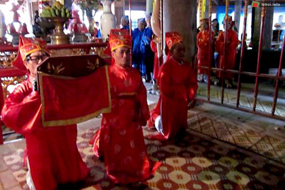 Lễ tế trong đình làng