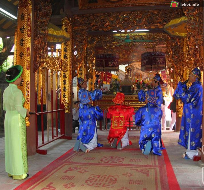 Các cao niên trong làng đang tế lễ