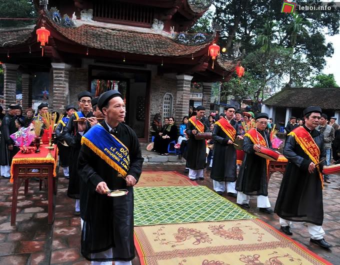 Các bô lão đứng thành từng hàng ngay ngắn để cử hành tế lễ