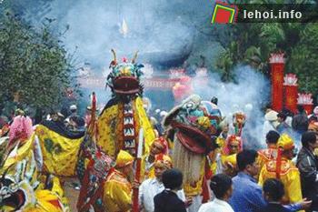 Màn biểu diễn múa lân và đốt pháo