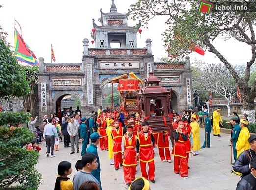 Đoàn rước kiệu trong ngày hội Cổ Loa