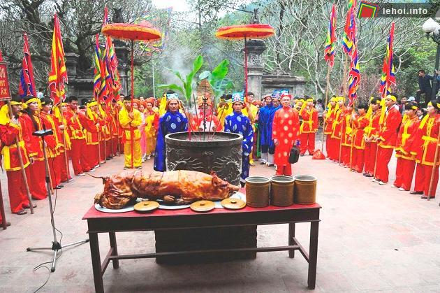 Ban tế lễ hội đền Sóc đang cử hành nghi lễ
