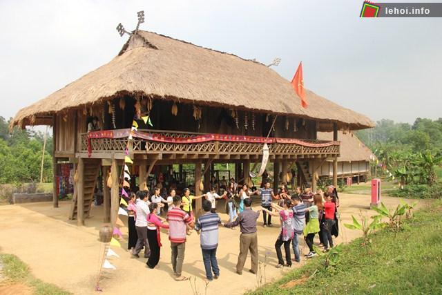 Đồng bào và du khách cùng nối tay nhau trong vòng xòe Thái
