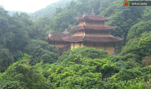 Ngôi chùa Nhẫm Dương nhìn từ xa trông rất cổ kính và uy nghiêm