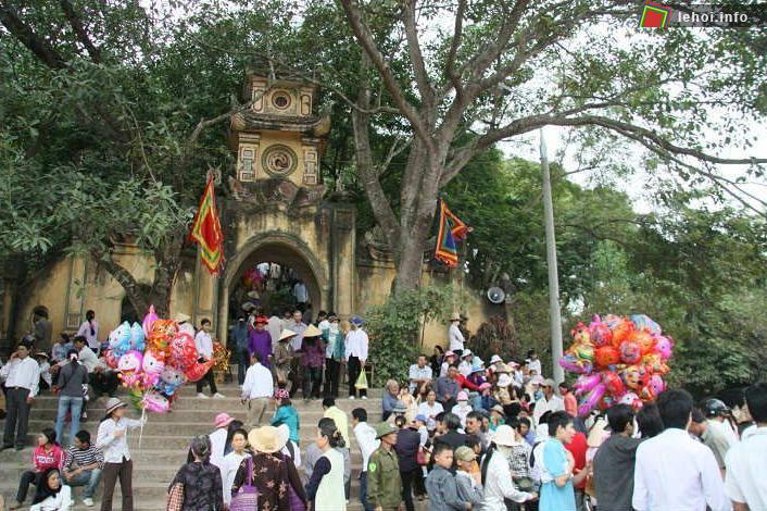 Lễ Xin Trùm ở đền Cao thu hút được rất nhiều khách thâp phương tham đự