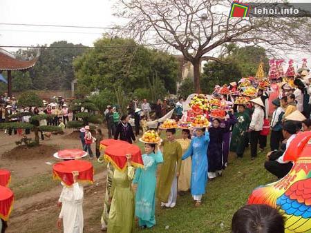 Những người phụ nữ đang đội lễ đi diễu hành