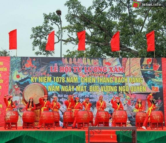 Tiết mục múa trống truyền thống