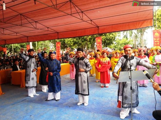 các vị cao niên đang đọc bản chúc văn lai lịch