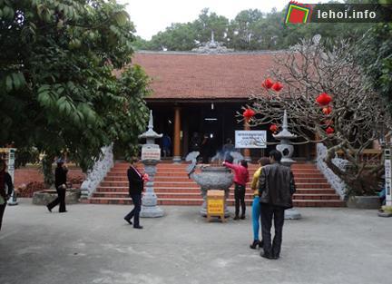 Ban thờ trong một gian thờ của chùa Hàm Long