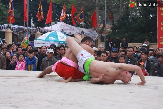 Đấu vật là điểm nổi bật nhất của lễ hội làng Vân Tra đã thể hiện được tinh thần thượng võ của người dân nơi đây