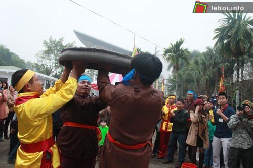 Người tham gia cuộc thi đánh pháo đang đỡ quả pháo lên