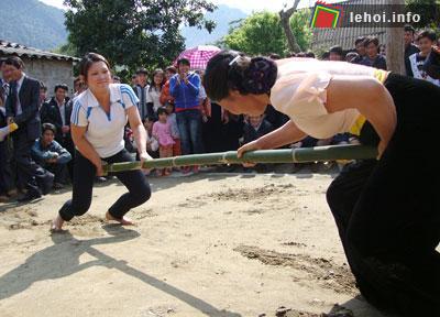 Trò chơi đẩy gậy trong lễ hội