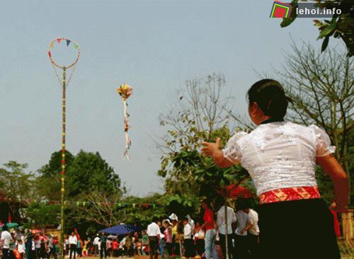 Trò chơi ném còn trong lễ hội