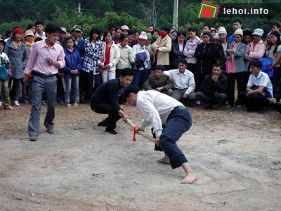 Trò chơi đẩy gậy trong lễ hội