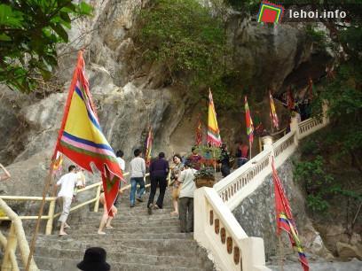 Đông đảo du khách tới tham dự lễ hội Chùa Tiên
