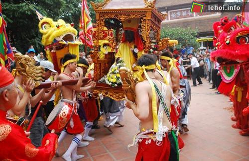 Đoàn rước kiệu là những trai tráng khỏe mạnh