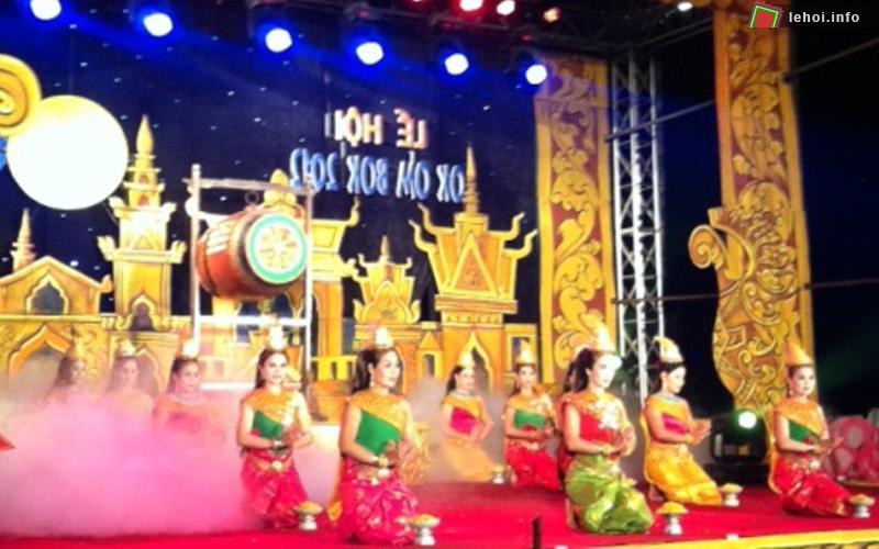Liên hoan văn nghệ ở lễ hội Ok Om Bok