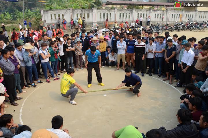 Trò chơi đẩy gậy trong lễ hội