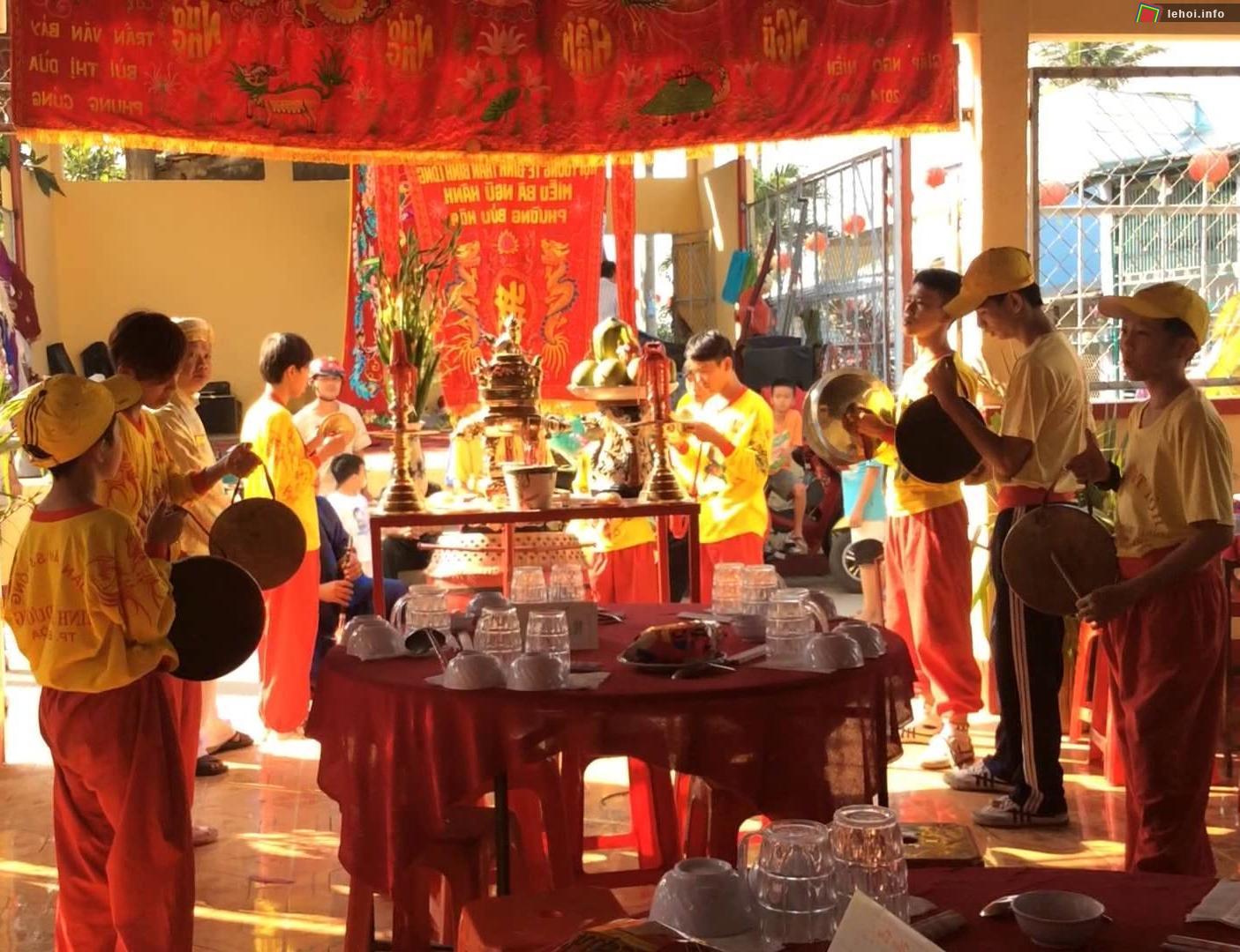 Đội làm lễ bên trong Miếu Bà