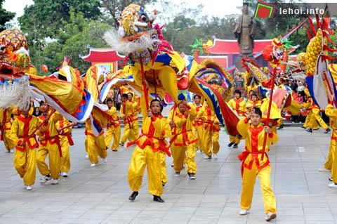 Màn múa lân trong lễ khai ấn Đền Trần