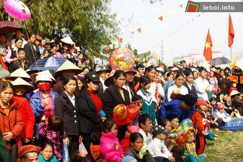 Đông đảo người dân tới tham dự lễ hội Lồng Tồng