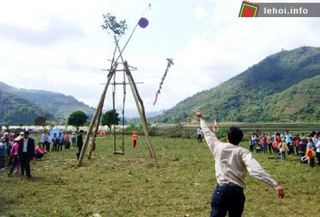 Ném còn trong lễ hội đền Trung Đô