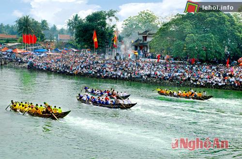 Đua thuyền tại Lễ hội Đền Cờn