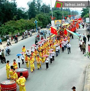 Tưng bừng lễ hội Đền Vạn Lộc