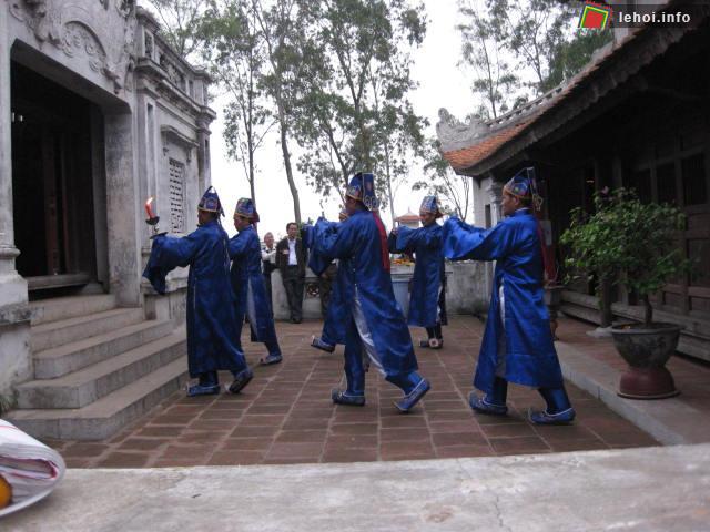 Một nghi thức trong lễ hội đèn Cuông