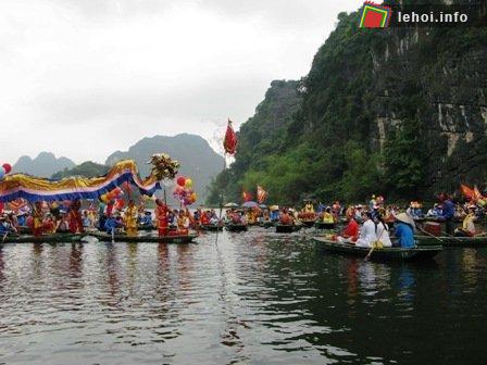 Hàng ngàn người hàng trăm thuyền có mặt trên khúc sông tiến hành buổi tế