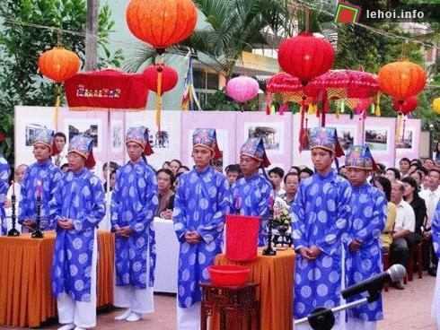 Sự nghiêm túc lúc làm lễ tại lễ hội làng An Hải