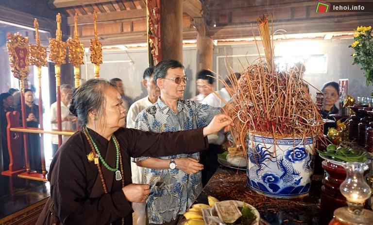 Nhân dân và du khách thắp nén hương thơm tại miếu Lãi Lèn