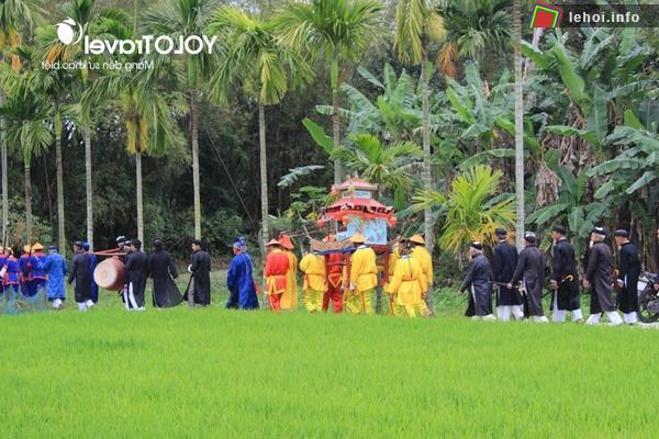 Đoàn rước lễ nghênh kiệu đưa thần khắp các nẻo đường ngõ xóm