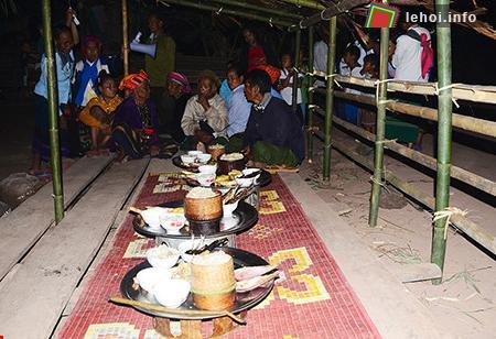 Mâm lễ được bày biện để chuẩn bị cho việc cúng tế