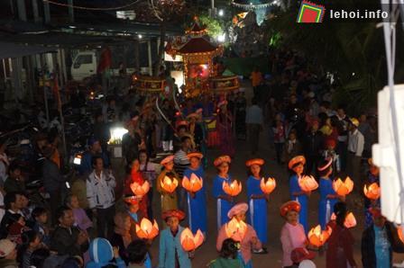 Hàng ngàn người dân địa phương và các vùng xung quanh tham dự lễ rước Bà