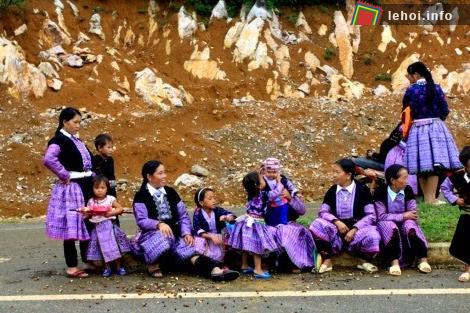 Hình ảnh những người Mông đi chơi lễ hội
