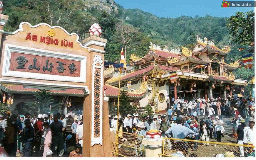 Đông đảo du khách thập phương về tham dự lễ hội