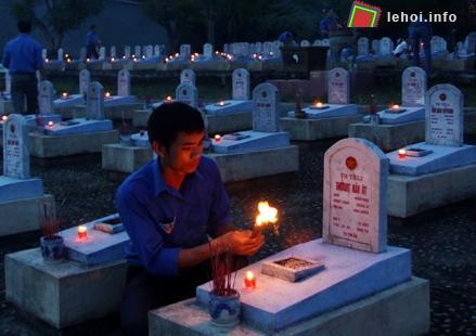 Tuổi trẻ Quảng Trị thắp nến, dâng hương tri ân các anh hùng liệt sĩ
