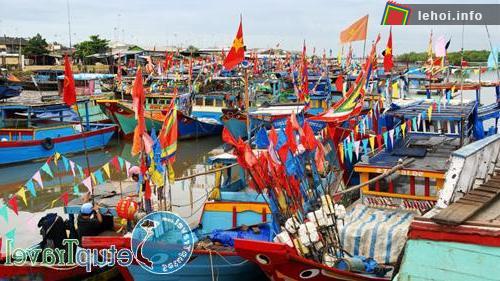 Hàng trăm tàu đánh bắt thủy sản trong và ngoài tỉnh tham dự lễ hội
