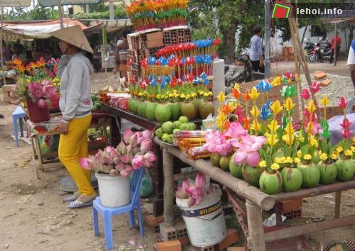 Hai bên đường tràn ngập người bán bình bông làm bằng trái dừa