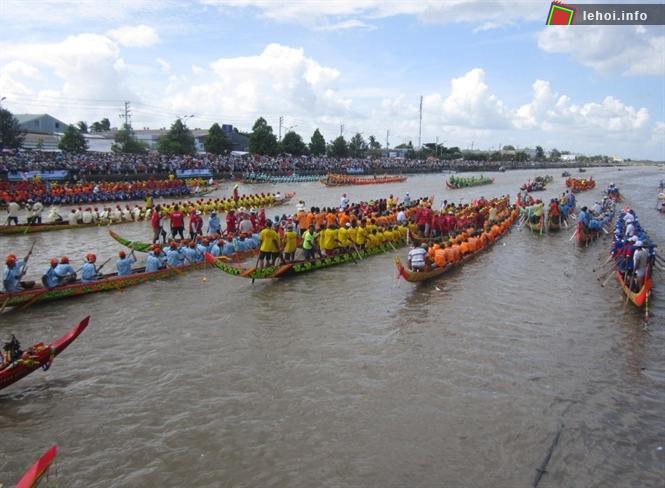 Tưng bừng nhộn nhịp ngày hội đua ghe ngo của đồng bào Khmer Sóc Trăng