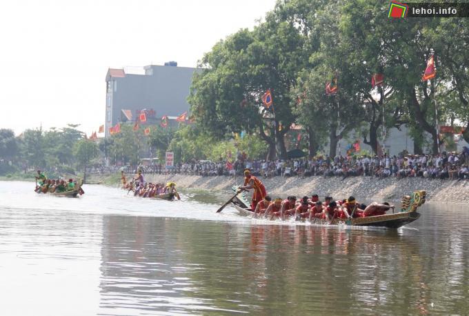 Đua thuyền trong hội đền Đồng Bằng