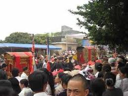 Đông đảo du khách thập phương và người dân trong vùng tới tham dự lễ hội