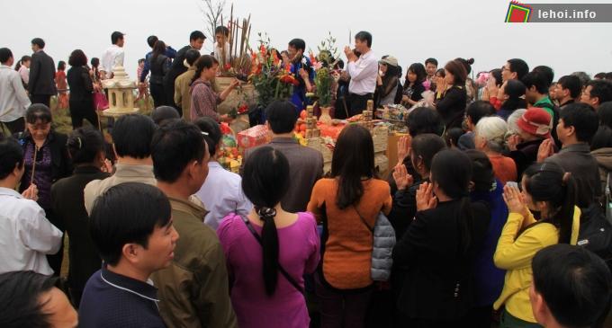 Hàng ngàn du khách tham gia lễ hội Đền Nưa
